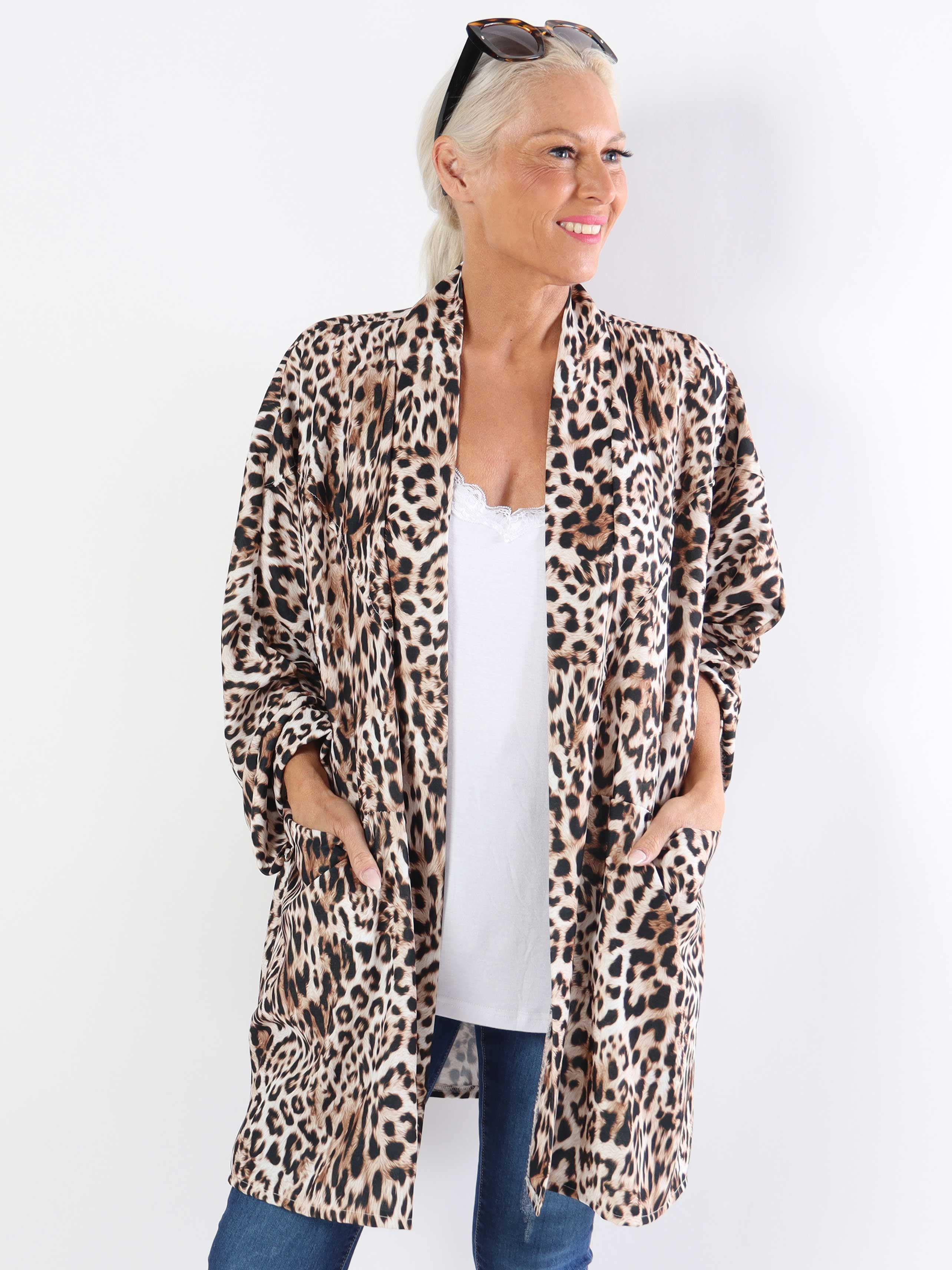 Annah Light Leo Short - Plus size sommarjacka med tydliga sömmar och fickor